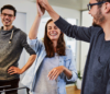 Schnappschuss beim Kickern mit High Five