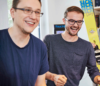 Schnappschuss zwei Personen am Lachen