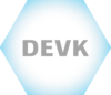 Logo der DEVK in einer hellblauen Wabenform